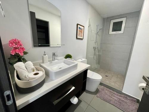 a bathroom with a sink and a toilet and a shower at Elegante y espacioso condominio in San Pedro Sula