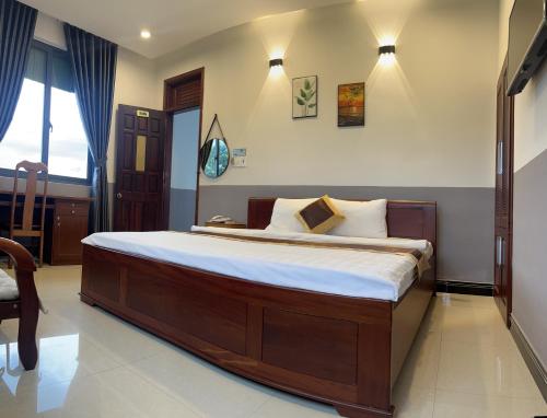 a bedroom with a large bed in a room at Thanh Thu 1 Hotel in Kon Tum (2)