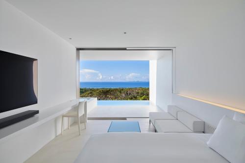Jest to biały pokój z widokiem na ocean. w obiekcie EMIL NAKIJIN w mieście Shushi