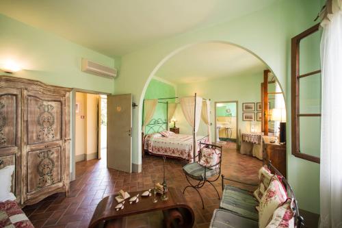 Habitación con 1 dormitorio con 1 cama y 1 sofá en Albergo da Annita - room only, en Rapolano Terme