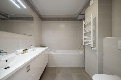 a bathroom with a sink and a toilet and a tub at Villa Eden - Maison de ville au coeur de Menton, plage à 7 minutes in Menton