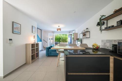 une cuisine avec un comptoir et un salon dans l'établissement Villa Eden - Maison de ville au coeur de Menton, plage à 7 minutes, à Menton