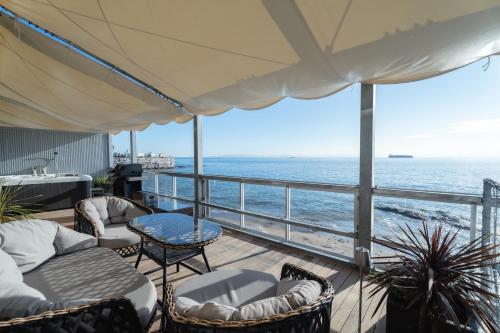 Noma的住宿－Glamping＆Resort WOOD DESIGN PARK NOMA，一个带桌椅的海景阳台