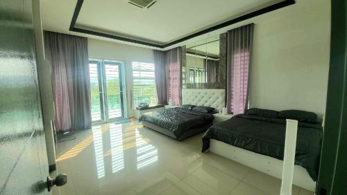 1 dormitorio con 2 camas y espejo en Impiana Lakeview Villa - Contactless Check In en Kluang