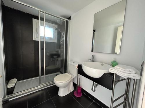 a bathroom with a toilet and a sink and a shower at Casa Grabo in Cors