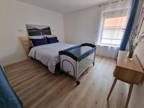 Llit o llits en una habitació de Appartement rénové totalement - Vue sur jardin - 52 m²
