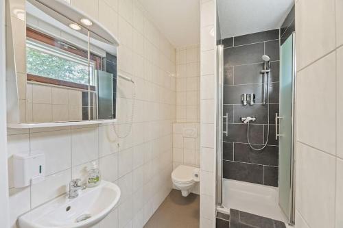 a bathroom with a sink and a toilet and a shower at BH03 Arbeiter Unterkunft für 4 Personen - 3 Schlafzimmer mit Küche in Neuhausen auf den Fildern