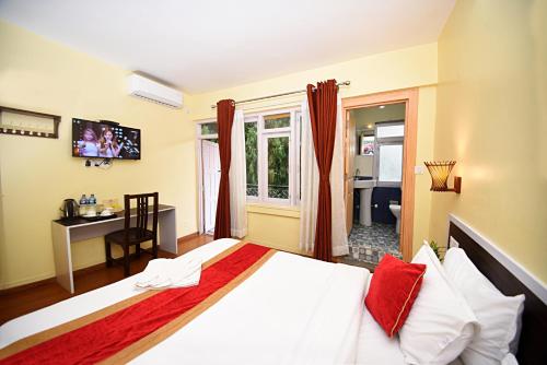 Ein Bett oder Betten in einem Zimmer der Unterkunft Hotel Odyssey Nepal