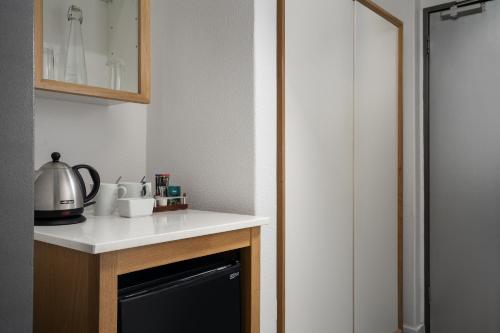 Dapur atau dapur kecil di Protea Hotel by Marriott Cape Town Sea Point