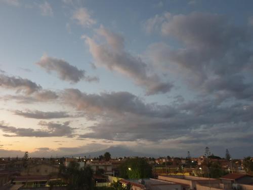 a view of a cloudy sky over a city at Casa Melina e enzo in Agnone Bagni