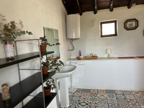 een badkamer met een wastafel en een bad bij Casa Granada in Estepona