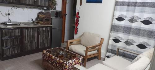 uma sala de estar com uma cadeira e uma cozinha em HOUSE IN AL AIN - ALL THE HOUSE FOR EACH Reservation em Al Ain