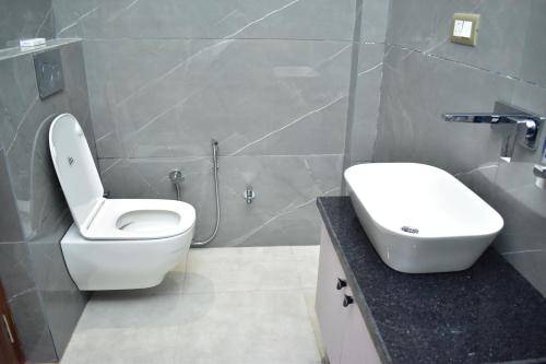 a bathroom with a toilet and a sink at Qotel Hotel Signature BNB-Ashok Vihar in New Delhi