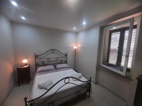 a small bedroom with a bed and a window at La Casa del Mugnaio in Rotonda
