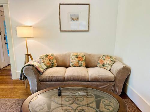 uma sala de estar com um sofá e uma mesa em Green Villa in Shaughnessy - Free Parking - Pet-Friendly em Vancouver
