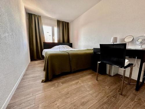 ein Schlafzimmer mit einem Bett und einem Schreibtisch mit einem Klavier in der Unterkunft Spacious apartment in Zürich