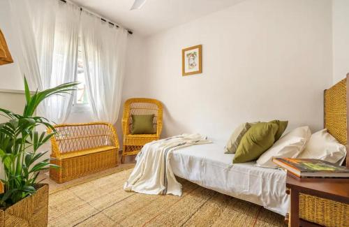 - une chambre avec un lit, une table et des chaises dans l'établissement 2 BR APT WITH BALCONY IN ESTEPONA CITY CENTRE, à Estepona