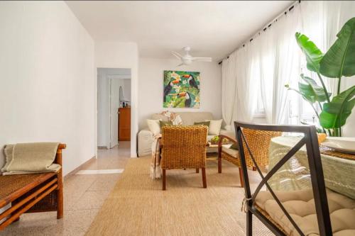 - un salon avec une table et des chaises dans l'établissement 2 BR APT WITH BALCONY IN ESTEPONA CITY CENTRE, à Estepona