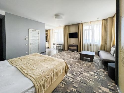 um quarto de hotel com uma cama e um sofá em 12th Floor Apartments em Odessa