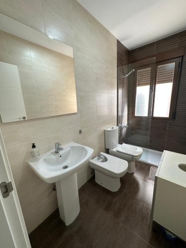 a bathroom with a sink and a toilet at Piso NUEVO a 50 minutos de Madrid y Toledo in Santa Cruz de la Zarza