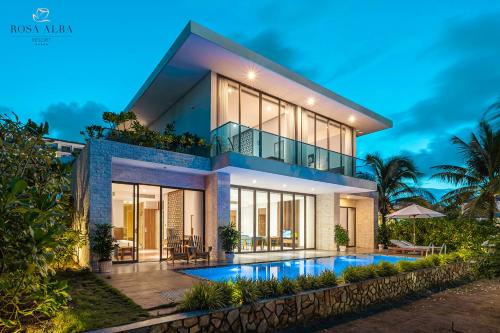 Rosa Alba Resort & Villas Tuy Hoa في توي هوا: منزل أمامه مسبح