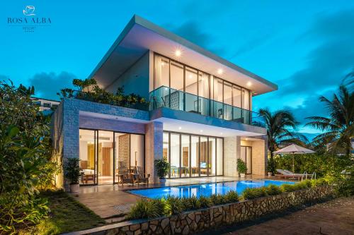 Bazén v ubytování Rosa Alba Resort & Villas Tuy Hoa nebo v jeho okolí