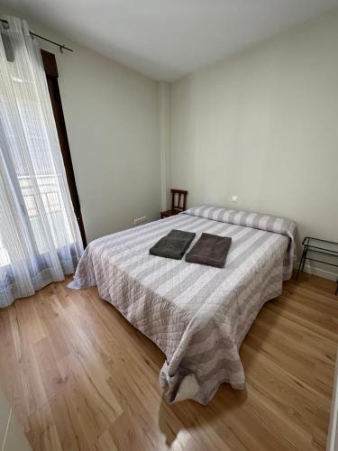 ein Schlafzimmer mit einem Bett mit einer Decke darauf in der Unterkunft Apartamento Nuevo Duplex in Santa Cruz de la Zarza
