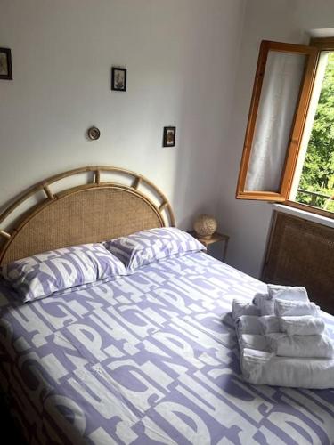 1 cama con edredón azul y blanco en un dormitorio en Cozy Mountain Apartment with Cimone view, en Faidello