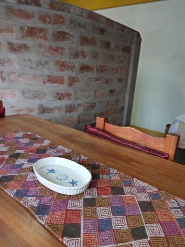 Tapalqué的住宿－Euskadi Tapalqué，盘子坐在桌子上,盘子上放着碗
