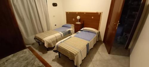 een kamer met drie bedden in een ziekenhuiskamer bij Casa Bia Mara IUN SU172600 in Villanovaforru