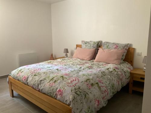 - une chambre avec un grand lit et des oreillers roses dans l'établissement Oustaou, à Aubagne