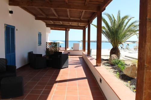 a patio with a view of the beach at Vel Marì - Rooms on the Beach in Alghero