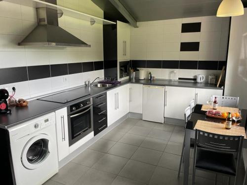 Kuchyň nebo kuchyňský kout v ubytování Apartamentos Los Tojos
