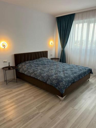 ガラツィにあるDanube Apartmentのベッドルーム1室(青い掛け布団付きのベッド1台付)