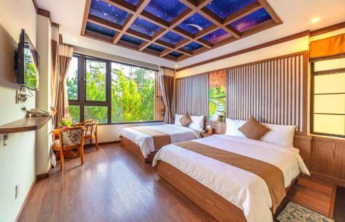 Postel nebo postele na pokoji v ubytování Khai Ngoc Hotel Da Lat City