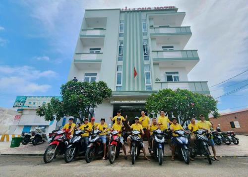 a group of people on motorcycles in front of a building at Khách Sạn Hải Long Đảo Phú Quý in Cu Lao Thu