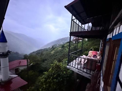 Ảnh trong thư viện ảnh của أوزونغول Uzongol Fotinos Wooden Cottage Two Bedroom ở Çaykara