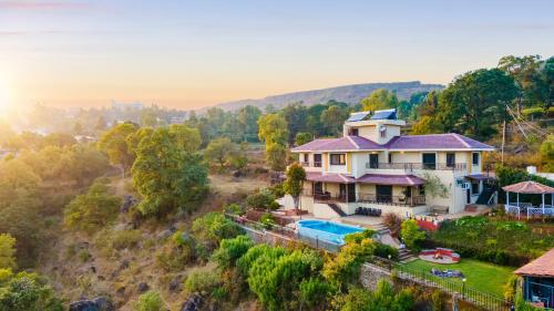 una vista aérea de una casa con piscina en Courtyard Villa by Hillstaytion,com, en Panchgani