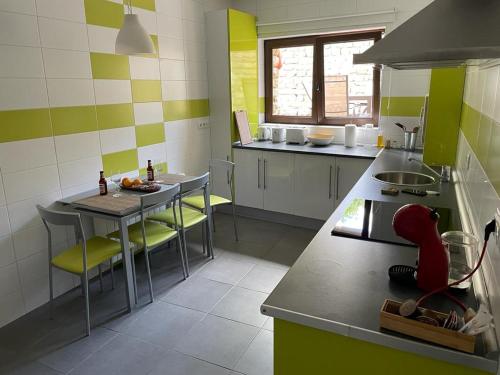 Kuchyň nebo kuchyňský kout v ubytování Apartamentos Los Tojos