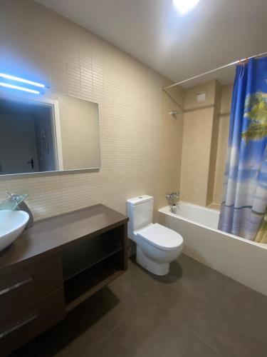 La salle de bains est pourvue de toilettes, d'un lavabo et d'une baignoire. dans l'établissement Casa cerca de la playa, à Urduliz