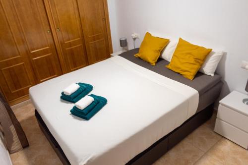 - une chambre avec un lit et des serviettes dans l'établissement City Comfort, Your Torrevieja Retreat, à Torrevieja