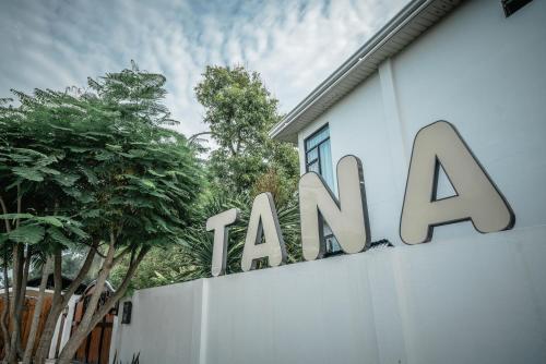 ein Schild an einer Wand vor einem Gebäude in der Unterkunft Tana Mysterious garden in Panglao