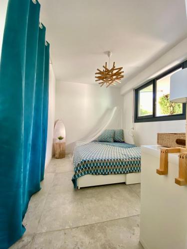 une chambre avec un lit et une fenêtre dans l'établissement Villa vue Mer panoramique, Plage 10min, Piscine, Tennis, Pétanque, à Vallauris