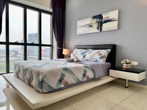 um quarto com uma cama e uma grande janela em Takuro Homestay em Petaling Jaya