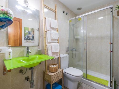een badkamer met een wastafel, een toilet en een douche bij Bluebeach in Las Palmas de Gran Canaria