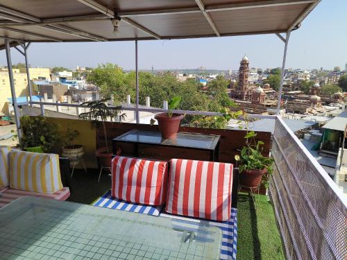 Un balcón o terraza en Shivam Guest House