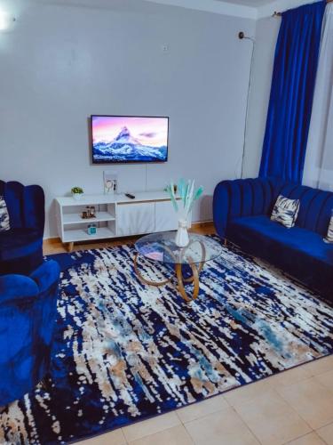 Televisyen dan/atau pusat hiburan di 1 bedroom close to the beach, 5 minutes drive through Sarova White sands