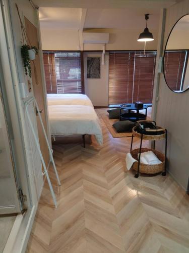 a bedroom with a bed and a desk in a room at 白浜バケーションレンタル　SVR in Shirahama