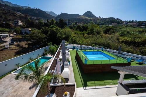 an overhead view of a swimming pool on a house at New River Hotel in Borgetto