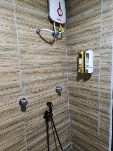 La salle de bains est pourvue d'une caméra sur un mur avec une ouverture. dans l'établissement LBA chalet, à Balik Pulau